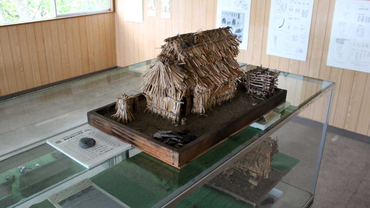 オムサロ遺跡公園・資料館・たて穴住居模型