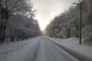 北海道の冬の田舎道