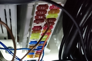 低背ヒューズ電源
