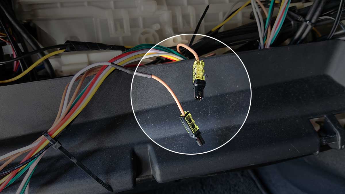 接続コネクターを取り付け、配線をまとめて作業終了